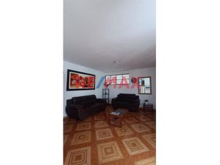 Foto 12 de Casa Para Negocio O Almacén De 3 Pisos En Alquiler