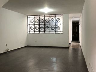 Foto 3 de Venta De Casa En Ubicación Estratégica - 161 M² De Terreno