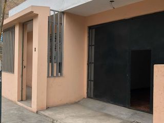 Foto 1 de Venta De Casa En Ubicación Estratégica - 161 M² De Terreno