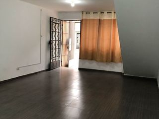 Foto 2 de Venta De Casa En Ubicación Estratégica - 161 M² De Terreno