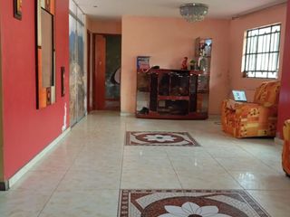 Foto 1 de Venta De Casa De 3 Pisos En Puente Piedra