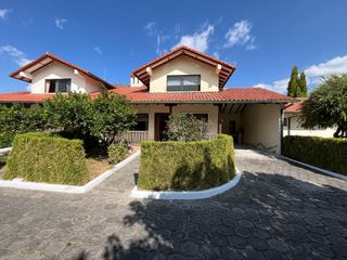 Foto 1 de Casa de venta con suite posterior en Valle de los Chillos- sector Playa Chica