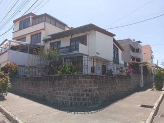 Foto 1 de CASA INDEPENDIENTE EN RENTA PARA EMPRESAS SECTOR BACKER NORTE DE QUITO