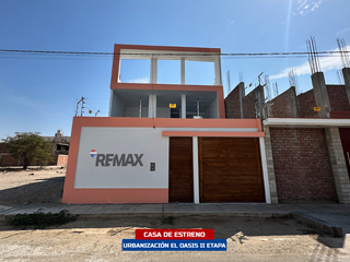 Foto 1 de Casa De Estreno Con Piscina - Urb El Oasis Ii Etapa (Ica)