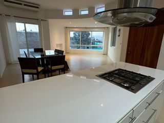 Foto 2 de Casa Elegante y espaciosa con vista al mar en Renta.