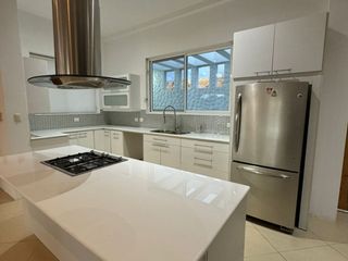 Foto 1 de Casa Elegante y espaciosa con vista al mar en Renta.