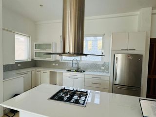Foto 4 de Casa Elegante y espaciosa con vista al mar en Renta.