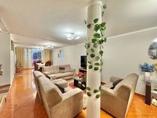 Foto 1 de Excelente Oportunidad De Inversión!!! En Venta Casa Multifamiliar De 3 Pisos En Urb. Lara - Socabaya