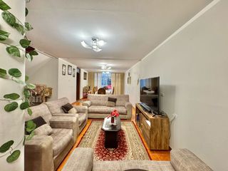 Foto 2 de Excelente Oportunidad De Inversión!!! En Venta Casa Multifamiliar De 3 Pisos En Urb. Lara - Socabaya