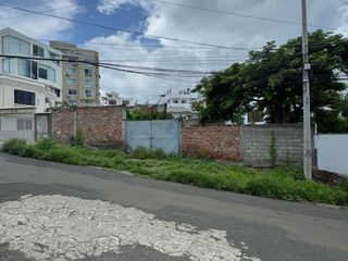 Foto 3 de Terreno en venta, de 780 m2 en Calle 30 y Flavio Reyes, cerca al mar.