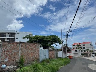 Foto 9 de Terreno en venta, de 780 m2 en Calle 30 y Flavio Reyes, cerca al mar.