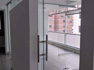 Foto 2 de Renta oficina República del Salvador divisiones edificio con áreas comunales