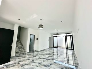 Foto 1 de HERMOSA CASA DE TRES PISOS  EN VENTA - URB. MIRAFLORES COUNTRY CLUB