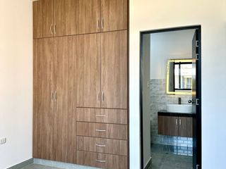 Foto 5 de HERMOSA CASA DE TRES PISOS  EN VENTA - URB. MIRAFLORES COUNTRY CLUB