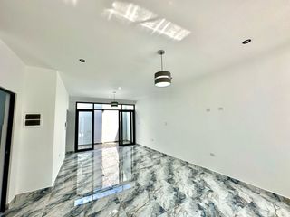 Foto 2 de HERMOSA CASA DE TRES PISOS  EN VENTA - URB. MIRAFLORES COUNTRY CLUB