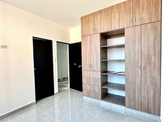 Foto 3 de HERMOSA CASA DE TRES PISOS  EN VENTA - URB. MIRAFLORES COUNTRY CLUB
