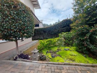 Foto 5 de Casa de venta en cuenca. Sector vista linda. Av. 12 de octubre. Esquinera. Amplia