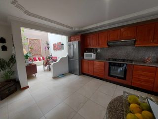 Foto 33 de Casa de venta en cuenca. Sector vista linda. Av. 12 de octubre. Esquinera. Amplia