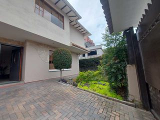 Foto 8 de Casa de venta en cuenca. Sector vista linda. Av. 12 de octubre. Esquinera. Amplia