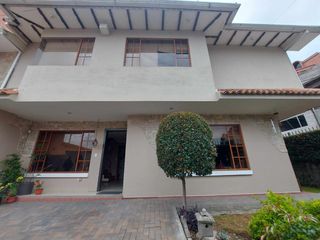 Foto 2 de Casa de venta en cuenca. Sector vista linda. Av. 12 de octubre. Esquinera. Amplia