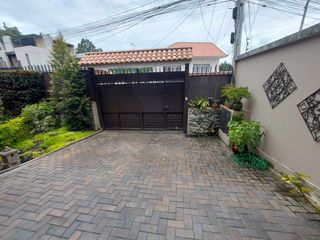 Foto 4 de Casa de venta en cuenca. Sector vista linda. Av. 12 de octubre. Esquinera. Amplia