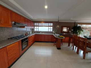 Foto 20 de Casa de venta en cuenca. Sector vista linda. Av. 12 de octubre. Esquinera. Amplia