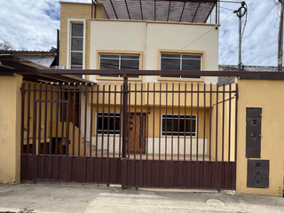 Foto 1 de VENTA BONITA CASA RENTERA - Ubicada en Ricaurte | Cuenca