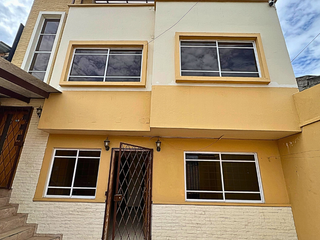 Foto 2 de VENTA BONITA CASA RENTERA - Ubicada en Ricaurte | Cuenca