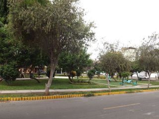 Foto 1 de Casa venta Santiago de Surco. Frente a Parque. Amplia y segura.
