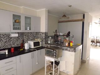 Foto 3 de Casa venta Santiago de Surco. Frente a Parque. Amplia y segura.