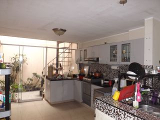 Foto 4 de Casa venta Santiago de Surco. Frente a Parque. Amplia y segura.