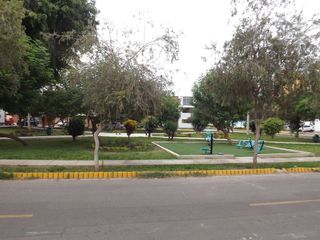 Foto 12 de Casa venta Santiago de Surco. Frente a Parque. Amplia y segura.