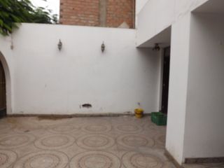 Foto 16 de Casa venta Santiago de Surco. Frente a Parque. Amplia y segura.
