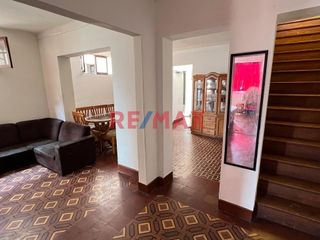 Foto 1 de En Venta - Casa De 2 Pisos (5 Dormitorios) En El Callao