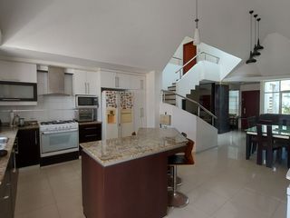 Foto 1 de En Machala Se Alquila Casa Amoblada Independiente con Garaje interno para 7 vehículos, apta para Empresa, Institución
