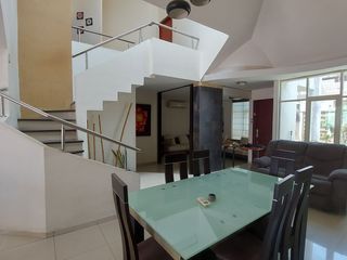 Foto 2 de En Machala Se Alquila Casa Amoblada Independiente con Garaje interno para 7 vehículos, apta para Empresa, Institución
