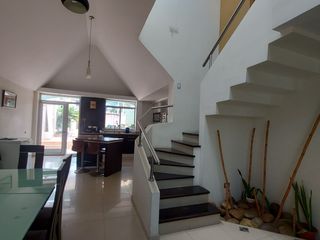 Foto 4 de En Machala Se Alquila Casa Amoblada Independiente con Garaje interno para 7 vehículos, apta para Empresa, Institución