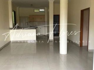 Foto 1 de Urbanor Av Las Aguas Norte Guayaquil Casa Rentera Tres Pisos