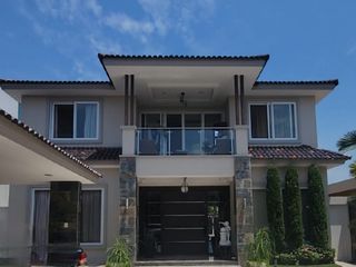 Foto 1 de En venta lujosa y moderna casa en Isla Mocoli