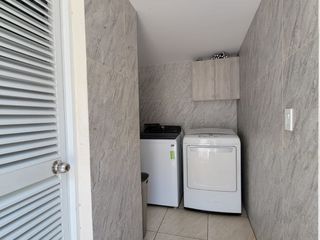 Foto 49 de En venta lujosa y moderna casa en Isla Mocoli