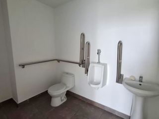 Foto 9 de Amplio local comercial/2 baños/1 estacionamiento/vista a la avenida/primer piso/techo a doble altura