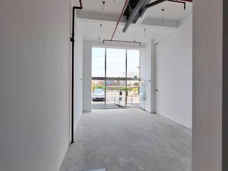 Foto 7 de Amplio local comercial/2 baños/1 estacionamiento/vista a la avenida/primer piso/techo a doble altura