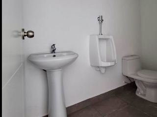 Foto 8 de Amplio local comercial/2 baños/1 estacionamiento/vista a la avenida/primer piso/techo a doble altura