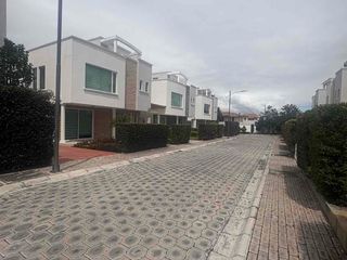 Foto 15 de MODERNA CASA 2 PISOS