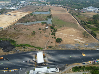 Foto 4 de Vendo Terreno 120.000m² pasando peaje Chongón Vía a La Costa 180m de Frente