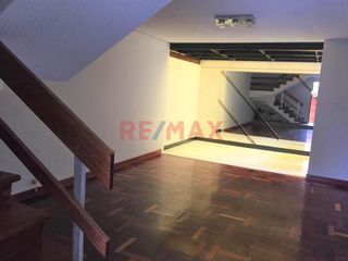 Foto 5 de Vendo Casa A 2 Cuadras De Las Avs. Canadá Y Santa Catalina