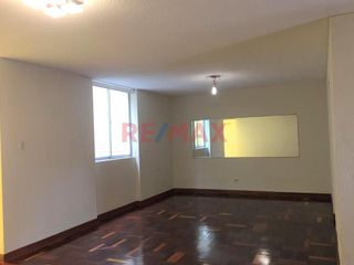 Foto 6 de Vendo Casa A 2 Cuadras De Las Avs. Canadá Y Santa Catalina