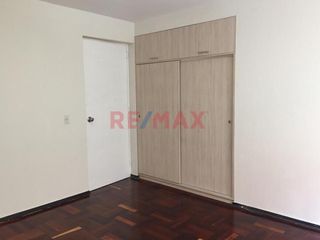 Foto 13 de Vendo Casa A 2 Cuadras De Las Avs. Canadá Y Santa Catalina