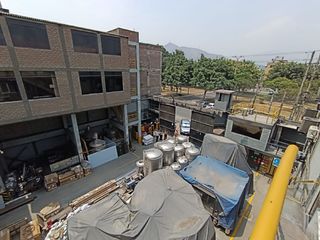 Foto 4 de VENTA LOCAL INDUSTRIAL EN ESQUINA ATE
