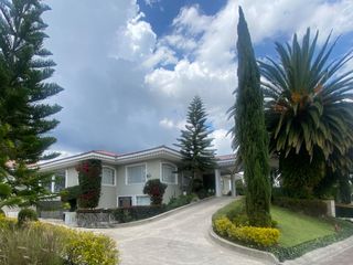Foto 1 de CASA DE LUJO DE UNA PLANTA EN URB PRIVADA CUMBAYA (PROX RUTA VIVA)